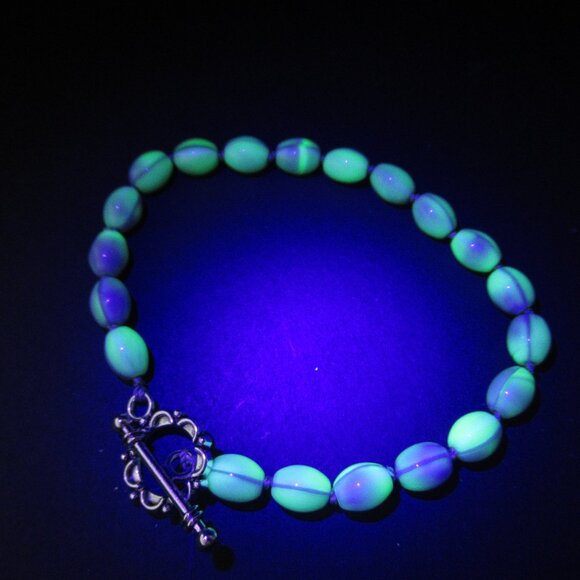 Vintage Uranium Glass bead bracelet - Picture 1 of 12